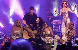 ¡Más íntimo no se puede! 🙌 Las JNS sacaron a flote su show: pese a las dificultades técnicas que tuvieron se aventaron un set acústico improvisado con complacencias a su público regiomontano ¡Qué momento! 👏👏 Grupo JNS | Monterrey Live