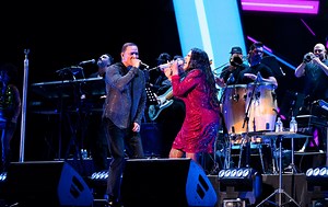 Gracias a mi amigo @victormanuelleonline y a todo el público de Atlantic City por tanto amor. La oportunidad de compartir el escenario con Víctor Manuelle no tiene precio, y con el amor de un público tan entusiasta es indescriptible. ¡No se pierdan el #RetromanticoTour 🎶❤️😍 Los amo, La India. . . #LaMasQueCanta #LaIndia #LaIndiaoficial #india #LaPrincesadelaSalsa #mujer #latina #salsa #tropical #VictorManuelle #LuisFigueroa #AtlanticCity | La India