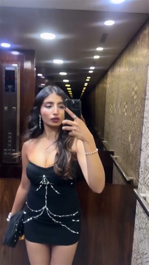 Hot and Sexy Babe Huge Cleavage