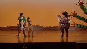 2.7K views · 157 reactions | #TomCruise e #JamesJoin che cantano "Hakuna Matata" vestiti da Timon e Pumbaa durante lo spettacolo teatrale de "Il re leone", è senz'altro una delle cose più belle mai viste. 藍❤️ #Ciakthemovie  | Ciakthemovie | Facebook