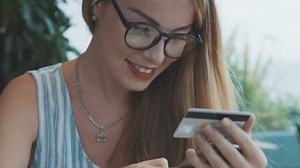 Une femme séduisante fait des achats : vidéo de stock (100 % libre de droit) 25690391 | Shutterstock