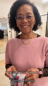 Jeg elsker, hvor meget et tørklæde kan gøre for et helt outfit 🤍 Det er virkelig en af mine yndlingsaccessories – nemt, hurtigt og så kan det pifte ethvert sæt op. Lige nu har vi fået en masse nye, flotte tørklæder hjem i forskellige print og farver, så der er noget for enhver stil. Perfekt til at give garderoben lidt nyt uden at skifte det hele ud ✨ Pris: 99,95 – 149,95 kr. Kom ind og mærk dem – måske finder du din nye favorit 🌿 #vielskeratklædejerpå #boutiquedorthestyling #accessories #vanti