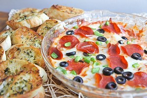 Hot Pizza Dip w/ Toasted Garlic Baguettes