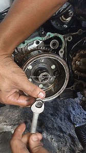 676K views · 22K reactions | Cómo estraer una volante magnético sin usar el extractor que se usa para retirar las volantes magnética #reels #motos #mecanica | Rober colmenares oficial | Facebook