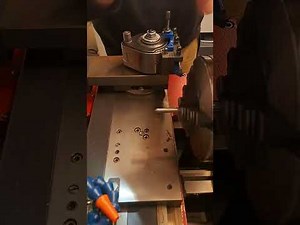 Drehmaschine. Drehbank. Metall Übungen