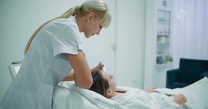 Eine Kosmetologin betreibt eine Mesotherapie ohne: Stockvideos & Filmmaterial (100 % lizenzfrei) 1073155700 | Shutterstock