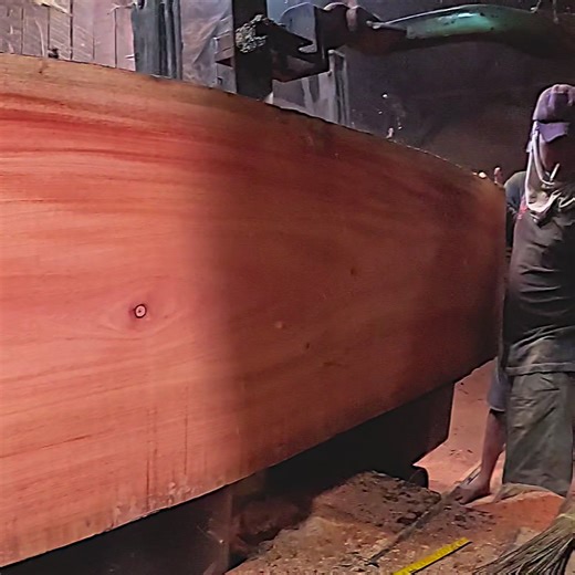 the guy has great skills in operating sawmill machine | Putirana Woodworker