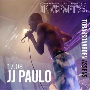 DRIVKRAFT’24: JJ PAULO Blodet er afrikansk, sindet er midtjysk – og hans musikalske udtryk og showmanship på scenen er af så høj international kvalitet, at den anerkendte BBC RADIO vært Raffaella Coleman udtrykte: “JJ, you are an absolute star and when you blow up don’t forget about us”. JJ Paulo er født i Tanzania, hvor musik og dans ofte er et kollektivt anliggende og hvor alle deltager. Sådan er det også til JJ Paulos koncerter. Her leveres afrikanske rytmer med selvtillid, charme, humor og i