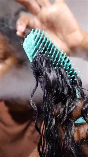 What’s so special about our Rosewater hydrating mask? 🌹 It’s formulated to strengthen hair follicles, calm frizz, stimulate hair growth, and seal in moisture. Packed with Vitamins A - E, açaí berry, and omegas 3, 6, and 9. 💕 Miracle babe: @rhyantru ✨ | Thank God It's Natural