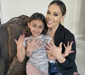 Hija menor de Rosie Rivera sorprende a todos al cantar