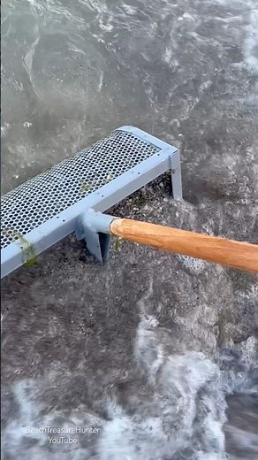 Amazing Beach Finds: Lost Jewelry & Hidden Stories! Beach Treasure Hunter