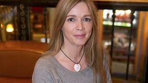 Hélène Rollès revient avec un nouvel album, "du pur Hélène" qui lui rappelle ses débuts