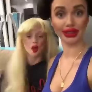 We take a selfie 😂😂😂 Musical.ly: leonieandmommy | Cathy Lugner
