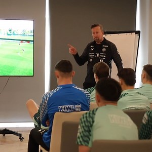 🎬 Gå inn i den nye Kamerater-appen for å se hva Thomas Myhre sa til spillerne etter gårsdagens kamp mot KBK. 📲 Har du ikke lastet ned appen ennå kan du enkelt laste den ned nå helt gratis. Last ned i App Store eller Google Pay. | HamKam