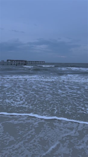 A LOOK AT FORT MYERS BEACH 👀 Take a look at Fort Myers Beach ahead of the showers & storms that are nearing the coastline. Very windy, overcast, and choppy! | Weather With Lauren - Meteorologist Lauren Kreidler