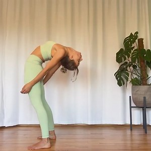 Evening stretch in sage  @janina.fitandflexy | SWEDISH FALL | Facebook