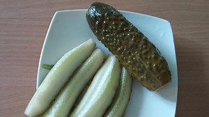 Przepis - Ogórki małosolne mojej babci przepis - Gotujmy.pl