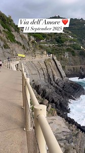 Spend a minute with me on the Via dell’Amore 😍 This beautiful walk connects the villages of Riomaggiore and Manarola in the #cinqueterre #italy | Cinque Terre Insider