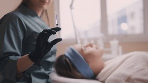 Beautizian, der Botox injiziert, Verjüngungsvorgang, Mesotherapie: Stockvideos & Filmmaterial (100 % lizenzfrei) 1103392129 | Shutterstock