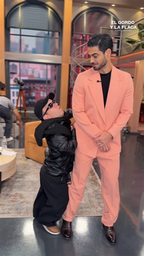 22K views · 185 reactions | Ahora sabemos por qué se desaparecen las cosas en el set. 來浪 #ElGordoyLaFlaca lunes a viernes 4P/3C por Univision ✨ #Robo #Humor #Viral #Carlitos #RobertoHernández #DetrásdeCámaras #Entretenimiento #Editorial | El Gordo y La Flaca | Facebook