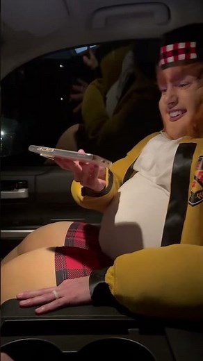 Dad Laughs Hysterically at Austin Powers Halloween Costume || ViralHog