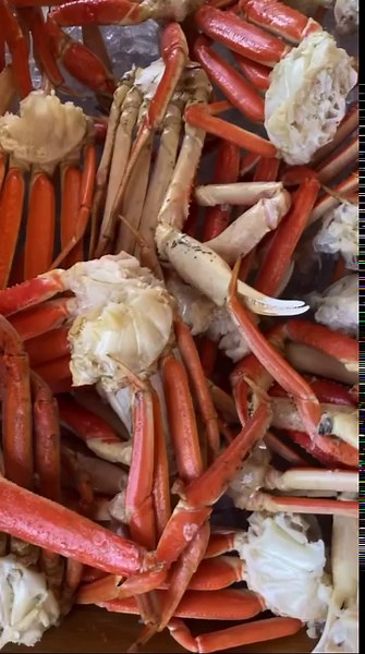 Our Sunday brunch buffet includes all you can eat crab legs, oysters, prime rib, Nutella French toast and so much more! Walk-ins welcome! #sundaybrunch #brunchonthebay | Bali Hai Restaurant