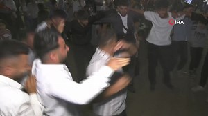 38K views · 216 reactions | Şırnaklı gençlerin ilginç dansı Şırnak'ın Beytüşşebap ilçesinde gençlerin düğünde ilginç dansı görenleri hayrete düşürdü. Yabancı şarkılar eşliğinde dans edenler saatlerce eğlendi. | Tele1 TV | Facebook