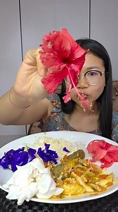 1M views · 18K reactions | Ini namanya edible flowers ya guys, jenis bunga yg bs dimakan dna banyak manfaat 襤 #mukbang #edibleflowers | Gusti Ayu Trihandayani | Facebook