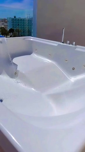 Terraza privada con jacuzzi y tu propia cama balinesa con vistas panorámicas al Mediterráneo. 💙 ¿Necesitas algo más? Contacta con nuestro equipo de Guest Experience. --------- Private terrace with a Jacuzzi and your own Balinese bed with panoramic views of the Mediterranean. 💙 Do you need anything else? Contact our Guest Experience team. | Hotel Torre del Mar