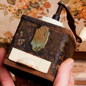Marvelous restoration of a rusty coffee grinder | DeMilked