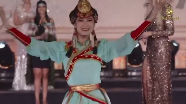 Yoon Theint Theint Nway "Diverse Land" of MYANMAR 71st Miss World Festival Opening Ceremony 🌏 in India (18 Feb - 9 March) ရှမ်းပြည်နယ်တောင်ပိုင်း၊ ပင်းတယမြို့မှ အသက်(၁၉)နှစ်အရွယ်၊ ဓနုတိုင်းရင်းသူလေး၊ ယွန်းသိမ့်သိမ့်နွေးဟာ ၂၀၂၄ခုနှစ်၊ ဖေဖော်ဝါရီ (၁၈)ရက်နေ့မှ မတ်လ(၉)ရက်နေ့ထိ India နိုင်ငံမှာ အိမ်ရှင်အဖြစ်ကျင်းပပြုလုပ်မယ့် (၇၁)ကြိမ်မြောက် Miss World Festival ပွဲတော်ကြီးမှာ မြန်မာနိုင်ငံကိုယ်စားပြုအလှမယ်အဖြစ် နိုင်ငံပေါင်း (၁၁၇)နိုင်ငံမှ နိုင်ငံ့ကိုယ်စားပြုအလှမယ်များနဲ့အတူ ပါဝင်ဆင်နွှဲလျက်ရှိပါတယ်။