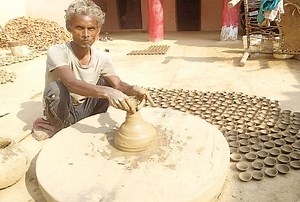 हौसला: आंखों की चली गई रोशनी, दीये बनाकर दूसरों के घरों को रोशन कर रहे आगरा के नरेश