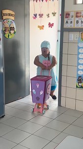 Uma proposta divertida e cheia de significado, onde a pró Bel vendeu picolés e explorou de forma lúdica a letrinha P, de Picolé. Além de aprender sobre a consciência fonológica, essa atividade também trouxe noções importantes de educação financeira, incentivando as crianças a compreenderem, desde cedo, sobre valor, compra, venda e organização. Foi um momento de aprender, brincar e se empreender! Porque educação se faz assim: com criatividade, intencionalidade e muito carinho. . , . #pinterest #r