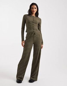 Miss Selfridge - Pantaloni a fondo ampio verde oliva a righe in coordinato | ASOS