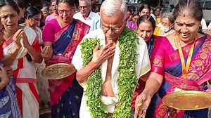 നാരായണീയദിനാഘോഷത്തിൽ പങ്കെടുക്കാൻ എത്തിചേർന്ന ഹിൻസർ മുഖ്യാചാര്യൻ ബ്രഹ്മശ്രീ കെ. ഹരിദാസ്ജിയെ ഭക്തജനങ്ങൾ സ്വീകരിക്കുന്നു. | Narayaneeyam
