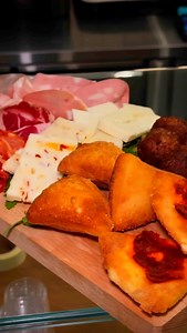 Aperitivo time? Da Panzotto abbiamo due opzioni che ti faranno venire l’acquolina: 🥪 Soft: tris di mini panzerottini, patatine croccanti e la nostra salsa homemade (perfetto per uno spuntino easy). 🍖 Rinforzato: polpettine, salumi, formaggi e le sfiziosità tipiche di Panzotto (perché sai che vuoi esagerare). Che tu voglia stare leggero o fare il pieno di gusto, noi siamo pronti. E tu, quale scegli? 🤔 🔥 Spoiler: la friggitrice è accesa… vieni a trovarci nelle nostre sedi a Cosenza, Rende e Mo