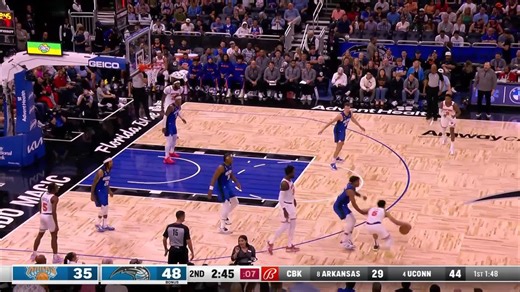 Julius Randle gets the dunk