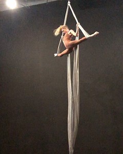 139K views · 186 reactions | Learning and unlearning so much this week... Taking some time to dance and process, knowing that it is a privilege to be able to do so . . Adding a knee drop that I saw the lovely @silksandsustenance do to this Loop Split Eggbeater sequence (I never thought to add a knee drop there, so hard for me not to grab Silks on way down!!) . .  Music here is @fkatwigs ‘Sad Day’ | Womack and Bowman | Facebook