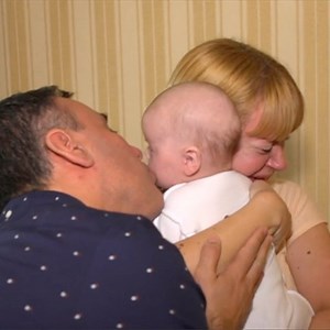 1M views · 6.1K reactions | [Video] Jose dan Flavia terbang ribuan kilometer untuk bertemu dengan anak mereka untuk pertama kalinya. Pasangan ini tinggal di Buenos Aires, Argentina, dan anaknya ada di Kiev, Ukraina. Manuel, bayi mereka, lahir melalui ibu pengganti. Surogasi atau ibu pengganti adalah bisnis legal di Ukraina. Biayanya sekitar Rp 709 juta untuk “menyewa” rahim seorang perempuan untuk hamil dan melahirkan anak. | BBC News Indonesia | Facebook