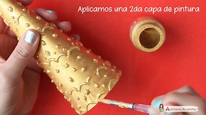 1.1K views · 17 reactions | Hoy realizamos una decoración de árbol de navidad con muy poco material, practicamente: cartulina, pintura y silicón frío. #arboldenavidad #decoracionarboldenavidad #adornoarboldenavidad | Adriana Arunima | Facebook