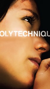 Polytechnique (2009), dirigida por Denis Villeneuve, está basada en la masacre ocurrida en 1989 en la Escuela Politécnica de Montreal, donde un hombre armado asesinó a 14 mujeres. La película, filmada en blanco y negro, reconstruye los hechos desde distintas perspectivas y muestra con crudeza el impacto de la violencia machista en la sociedad. Fue rodada en solo 14 días y Villeneuve decidió usar blanco y negro para evitar el morbo de la sangre y darle un tono más sobrio. #Polytechnique #DenisVil