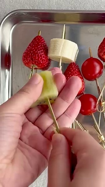 Tanghulu is a delicious Chinese snack made by coating fruits with a hardened sugar syrup. Recipe: https://buff.ly/47V1MJh #TastyTreat #ChineseCuisine | Chinese recipes