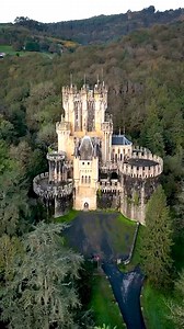 🏰 O majestoso Castelo de Butron, localizado no País Basco, Espanha, remonta ao século XIII. Originalmente uma fortaleza medieval, o castelo foi reformado no século XIX, ganhando um visual de conto de fadas. Com sua arquitetura neogótica impressionante e cercado por paisagens exuberantes, o Castelo de Butron é um dos tesouros históricos mais fascinantes da Europa. Quer saber mais sobre essa joia medieval? ✨ #HistóriaMedieval #CasteloDeButron #ArquiteturaHistórica #TurismoEspanha | Tesouros do Te