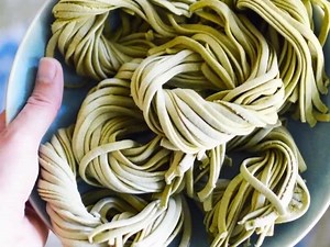 You're going to love this easy recipe for Homemade Spinach Pasta! Be sure to enter for your chance to WIN your own Hamilton Beach Pasta Maker! GET THE RECIPE: https://www.jugglingactmama.com/homemade-spinach-pasta/ PIN FOR LATER: https://www.pinterest.com/pin/194640015133065373/ #ad | Juggling Act Mama Recipes | Facebook