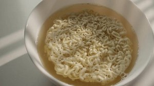 Aufnahme von Instant-Nudeln, die in heißem: Stockvideos & Filmmaterial (100 % lizenzfrei) 3692266433 | Shutterstock