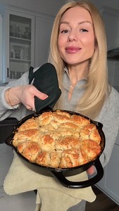Garlic Knot Monkey Bread 🧄🧈 MELT in your mouth good. We devoured this entire thing in 5 minutes 🤪 recipe below xx INGREDIENTS: * 1 lb pizza dough * * 1/2 cup (1 stick) of butter, melted * 3 cloves of garlic, pressed or finely minced * 1 teaspoon garlic powder * 1 teaspoon Italian seasoning * 2 tablespoons grated parmesan cheese * marinara sauce for dipping (optional) INSTRUCTIONS: 1. Preheat oven to 375 degrees 2. Evenly grease 8-inch cast iron skillet (OR baking dish, bundt cake pan) on bott