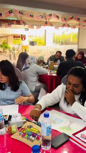 Sabtu dan Ahad ini menyampaikan Kompetensi Master Art Drawing - House Tree Person (AD-HTP) Tahap 2. Tahniah 50 peserta yang hadir. Terus menikmati terapi lukisan dan jumpa lagi Tahap 3: Master Trainers AD-HTP 殺 | Prof MAS Positive | Facebook