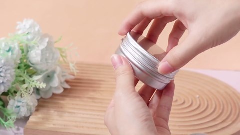 Therwen 96 Pcs Aluminum Tin Jars Containers Metal Leak Proof Cosmetic Tin Jars Containers Round Screw Lids Lip Balm Can Empty Refillable Cosmetic DIY Storage (2oz,Silver)