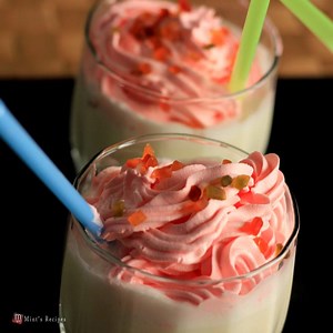 Vanilla Milkshake - Simple Summer Shake Follow me:: instagram.com/mintsrecipes/ Full recipe: goo.gl/WUzNW8 #milkshakes #shakes | Mint's Recipes