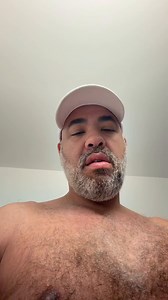 Ursão Grande gordo e peludo me deixa louco … Mas ultimamente tem uma leva de ursinhos gordinhos, peludos e novinhos que anda deixando o pai aqui num tesão pqp.